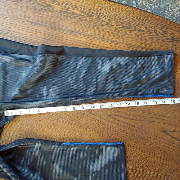Under Armour Compression Black and Blue Cropped Leggings Size Women's Small - Picture 10 of 10